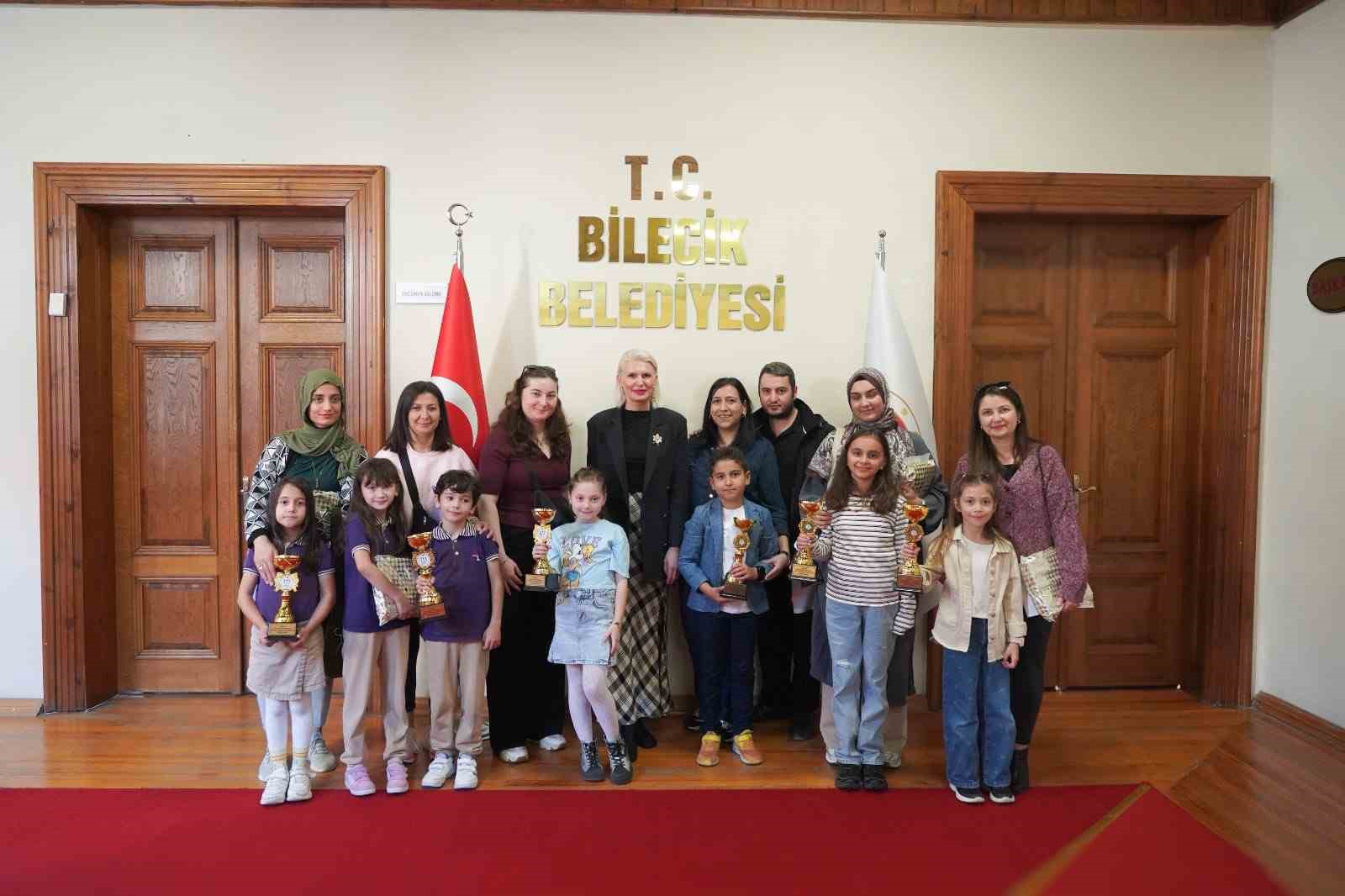 Başkan Subaşı, şiir ve resim yarışmasında dereceye girenlere ödüllerini verdi
