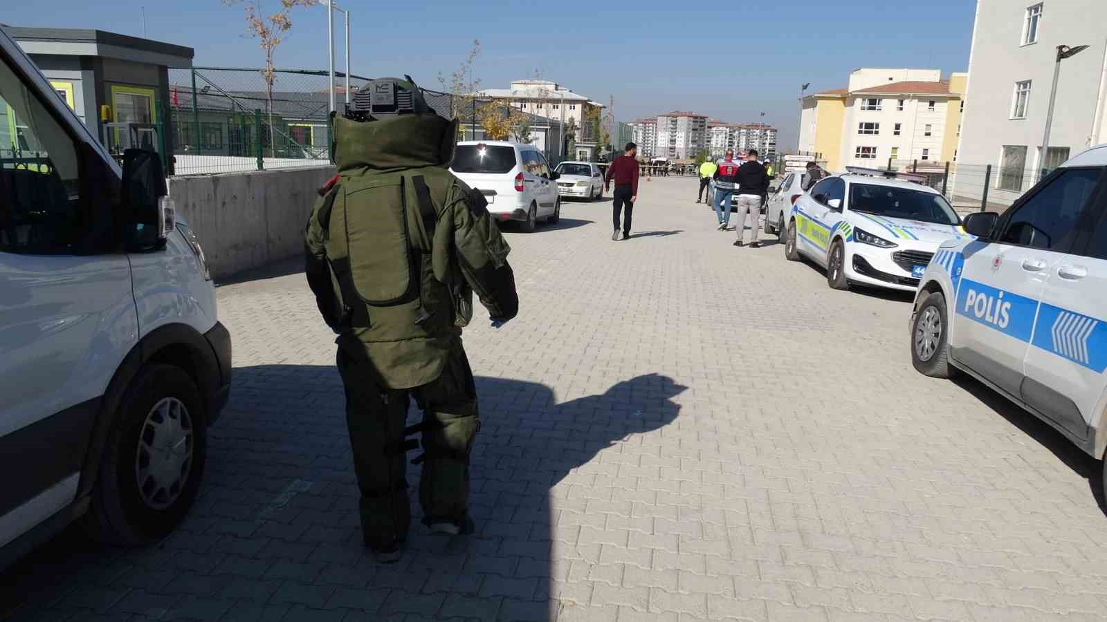 Okul yerleşkesindeki havai fişek rampası paniğe neden oldu
