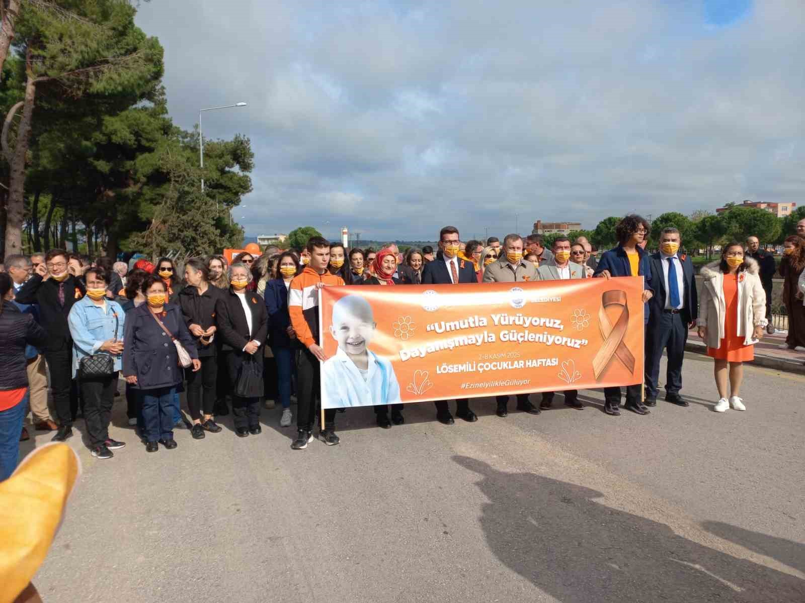 Ezine’de Lösemili Çocuklar Haftası yürüyüşü
