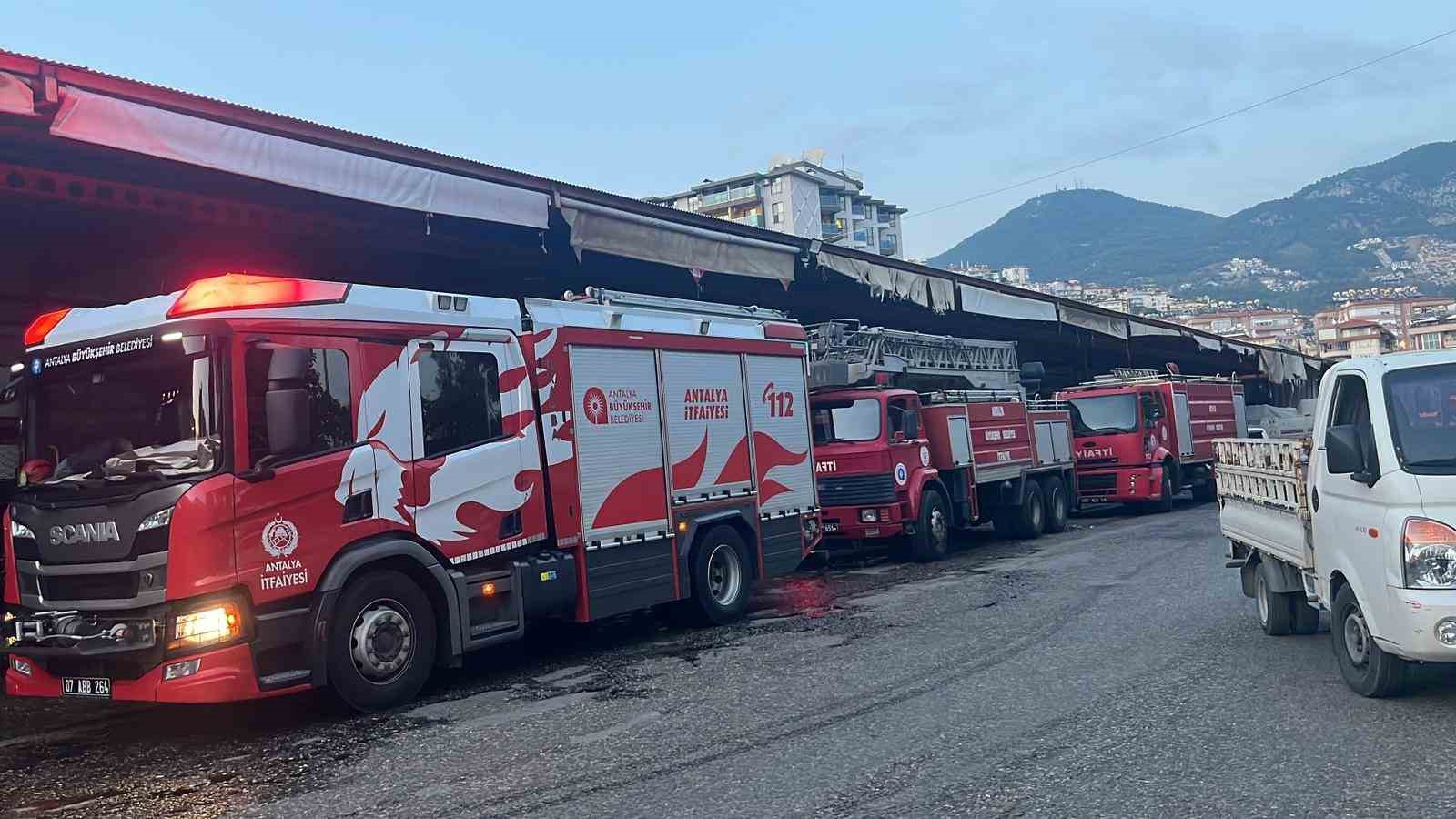 Antalya’da sebze ve meyve deposunda yangın