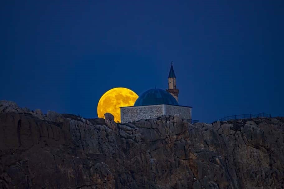 Van Kalesi, "Kunduz Süper Ay" ile görsel şölen oluşturdu
