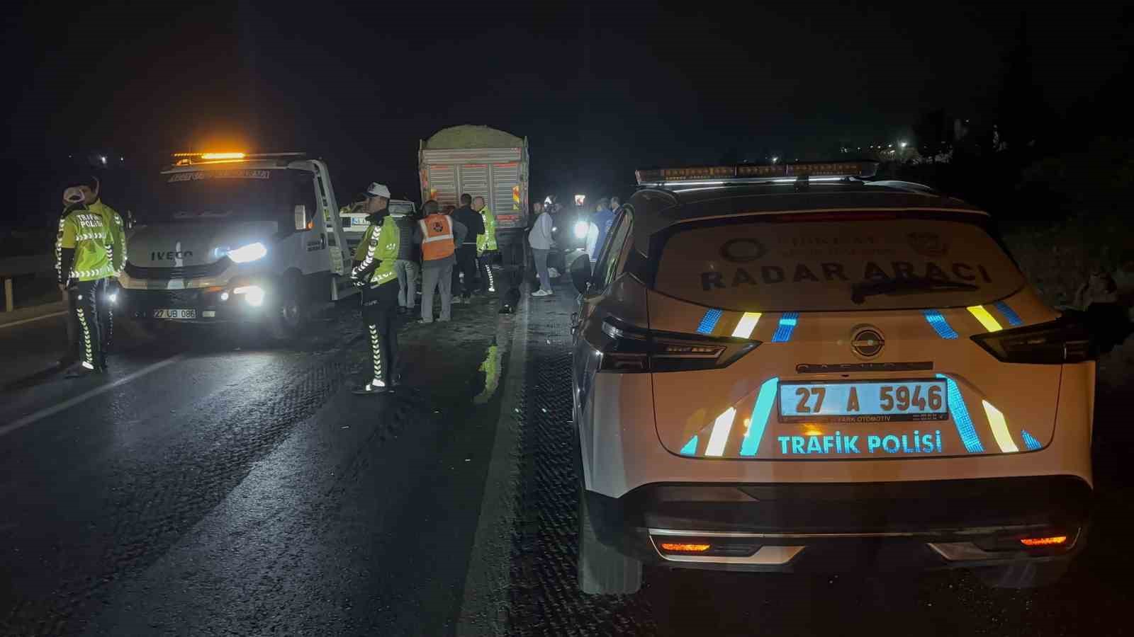 Gaziantep’te otomobil kamyona arkadan çarptı: 3 ölü