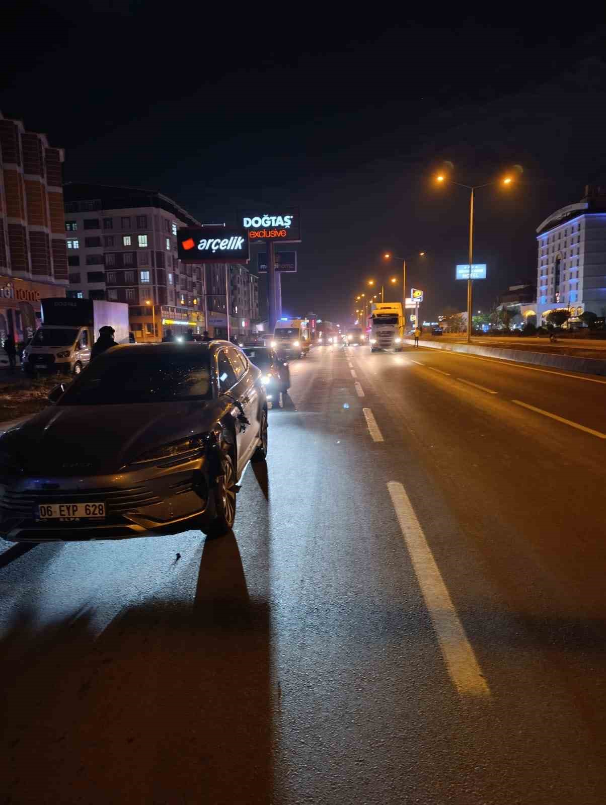 Yolun karşısına geçmeye çalışan 2 kadına otomobil çarptı: 1 ölü, 1 ağır yaralı