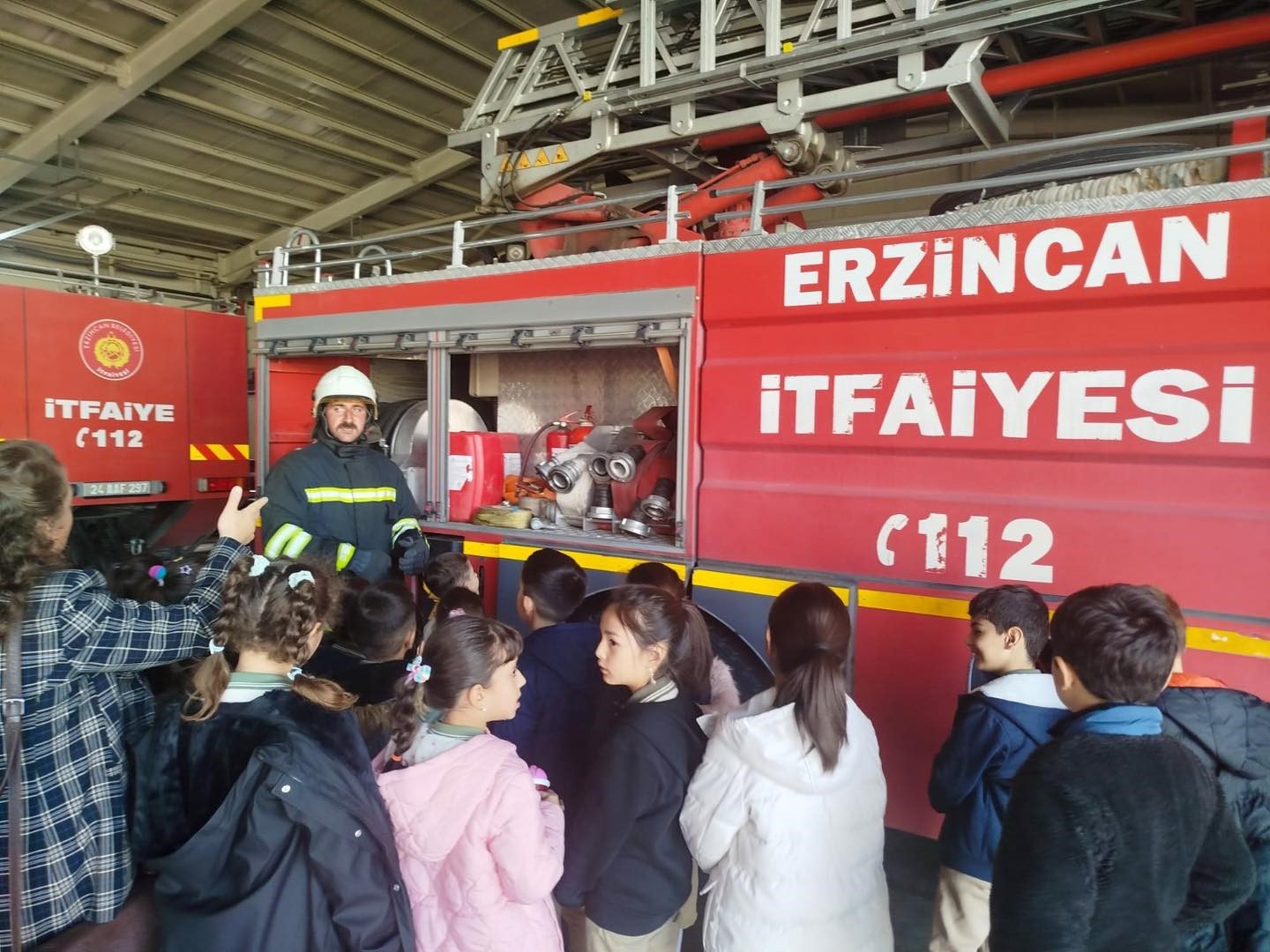 Minik öğrenciler itfaiyecilik mesleğini yerinde öğrendi
