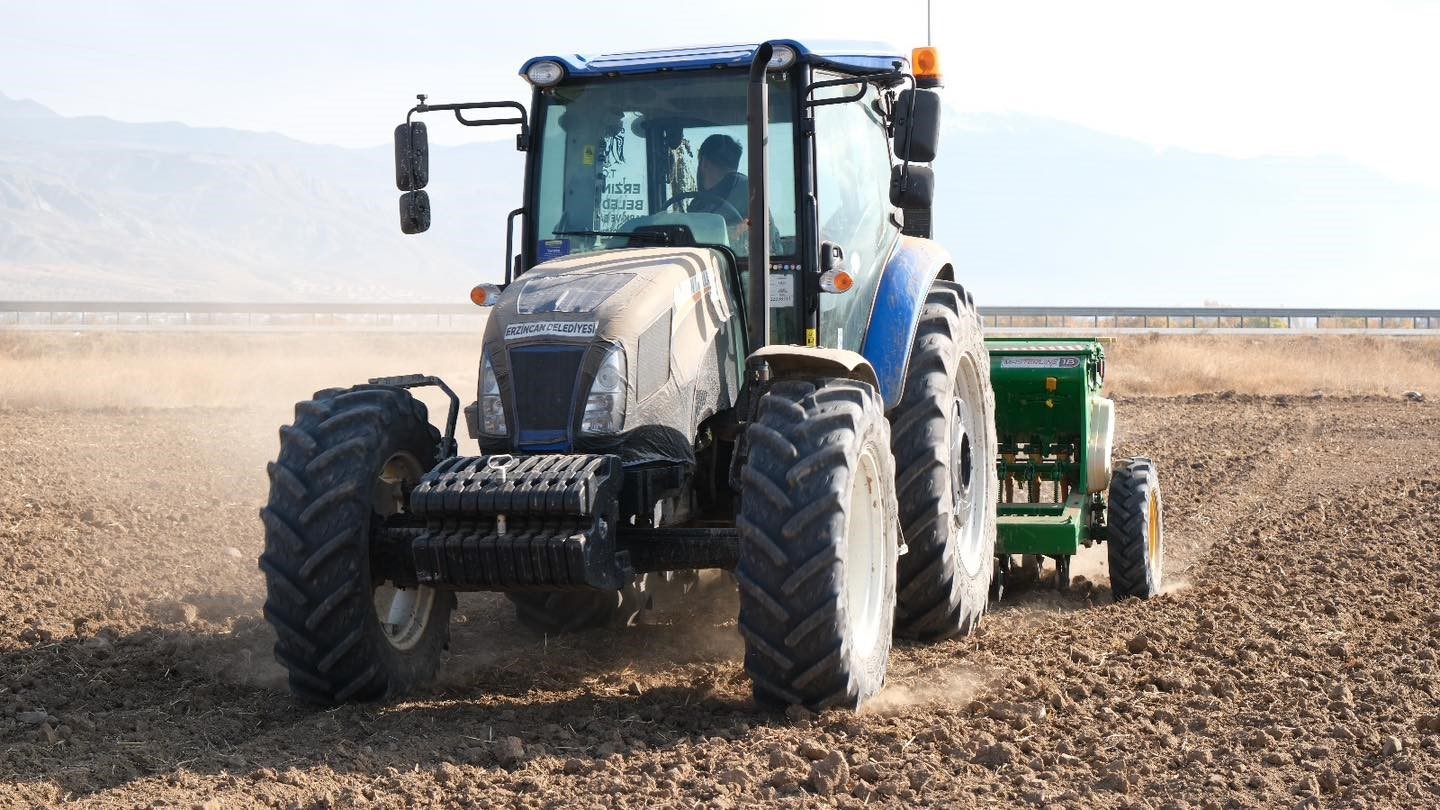Erzincan Belediyesi uygulama tarlalarında hububat ekimi yaptı
