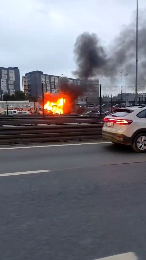İstanbul’da alevlere teslim olan iş makinesi kül oldu: Trafikte oluşan yoğunluk dronla görüntülendi