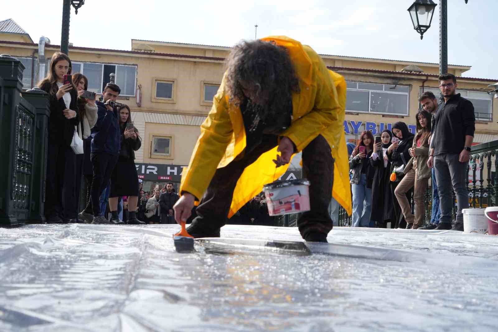 Bayburt’ta alışılmışın dışında bir performans: Naylona sarılıp Çoruh’un serin suyuyla arındı
