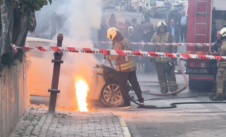 Yer altı elektrik kabloları patladı, bir otomobil alev alev yandı