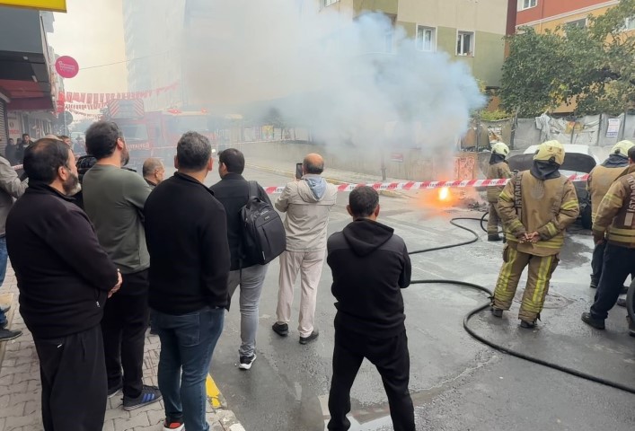 Yer altı elektrik kabloları patladı, bir otomobil alev alev yandı
