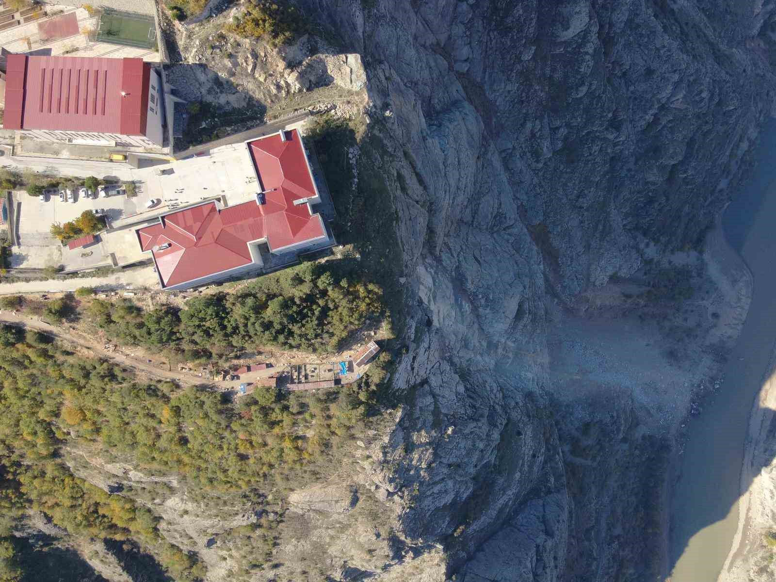 Uçurumun kenarındaki okulda eğitim yeniden başladı
