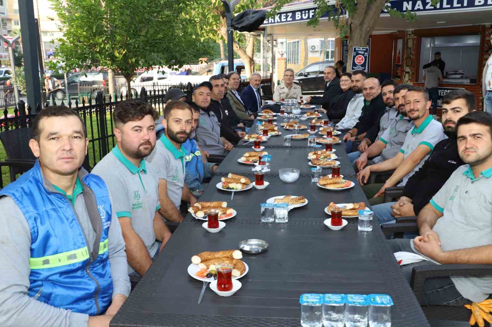 Başkan Ertuğrul Tetik sabah mesaisine sahada başladı
