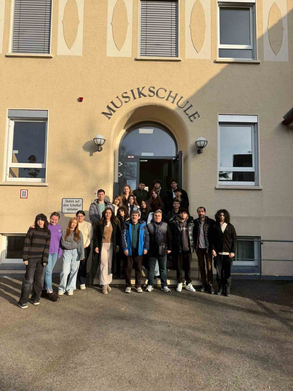 Bursalı öğrenciler, Almanya’da ayakta alkışlandı
