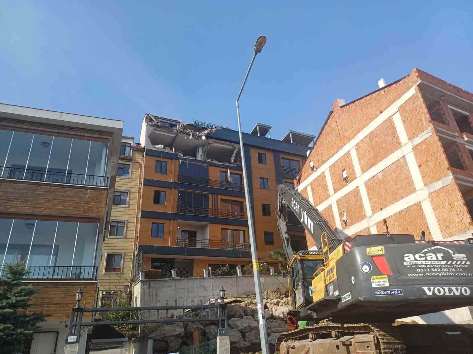 Ordu’da zemini kayan ve çatlaklar oluşan binada yıkım başladı
