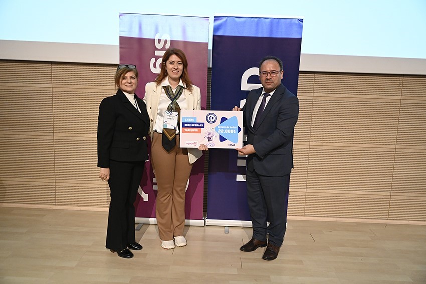Uşak Üniversitesi yenilikçi fikirlerle geleceğe yön veren gençleri ödüllendirdi
