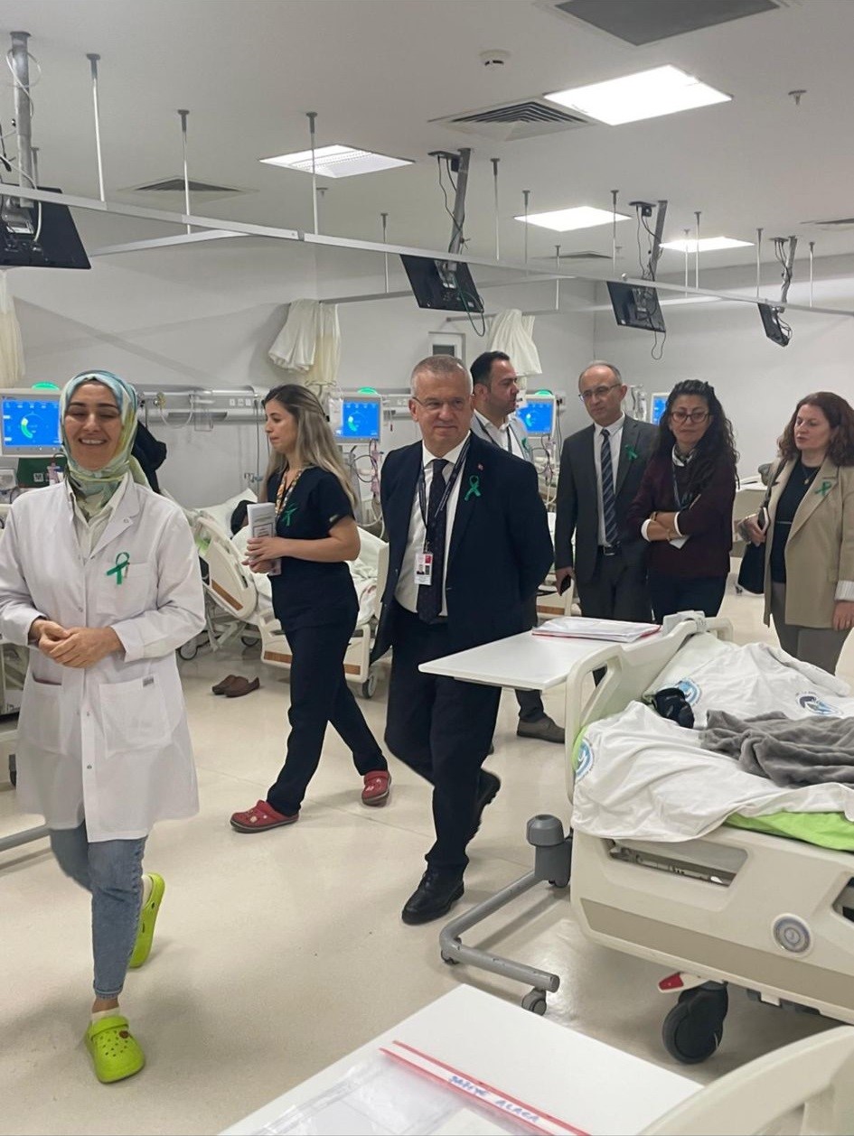 Sağlık çalışanları organ bağışının önemine dikkat çekmek için yeşil kurdele taktı
