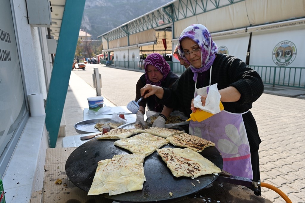 İnönülü kadınlardan Başkan Harmancı’ya bazlama ikramı