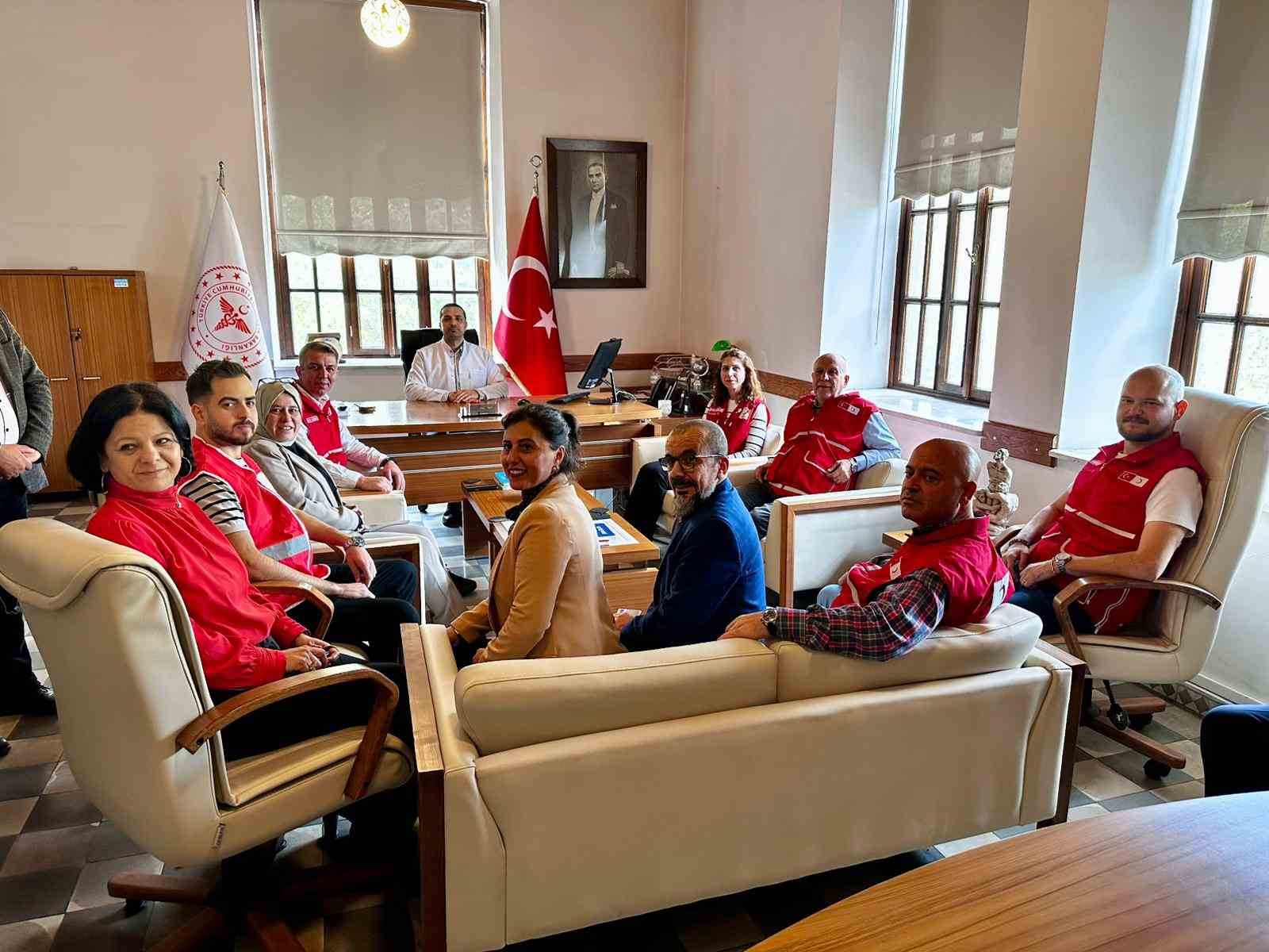 Türk Kızılay Manisa’dan tedavi gören vatandaşlara giysi desteği
