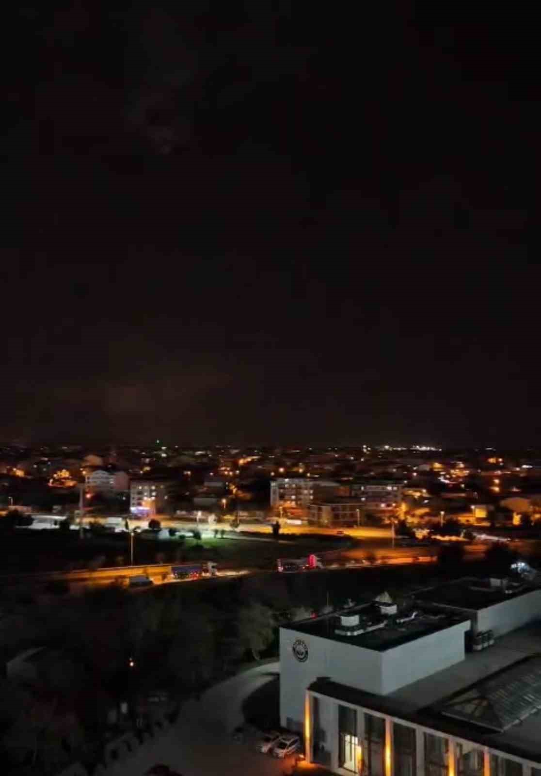 Bursa&rsquo;da şimşekler geceyi g&uuml;nd&uuml;ze &ccedil;evirdi
