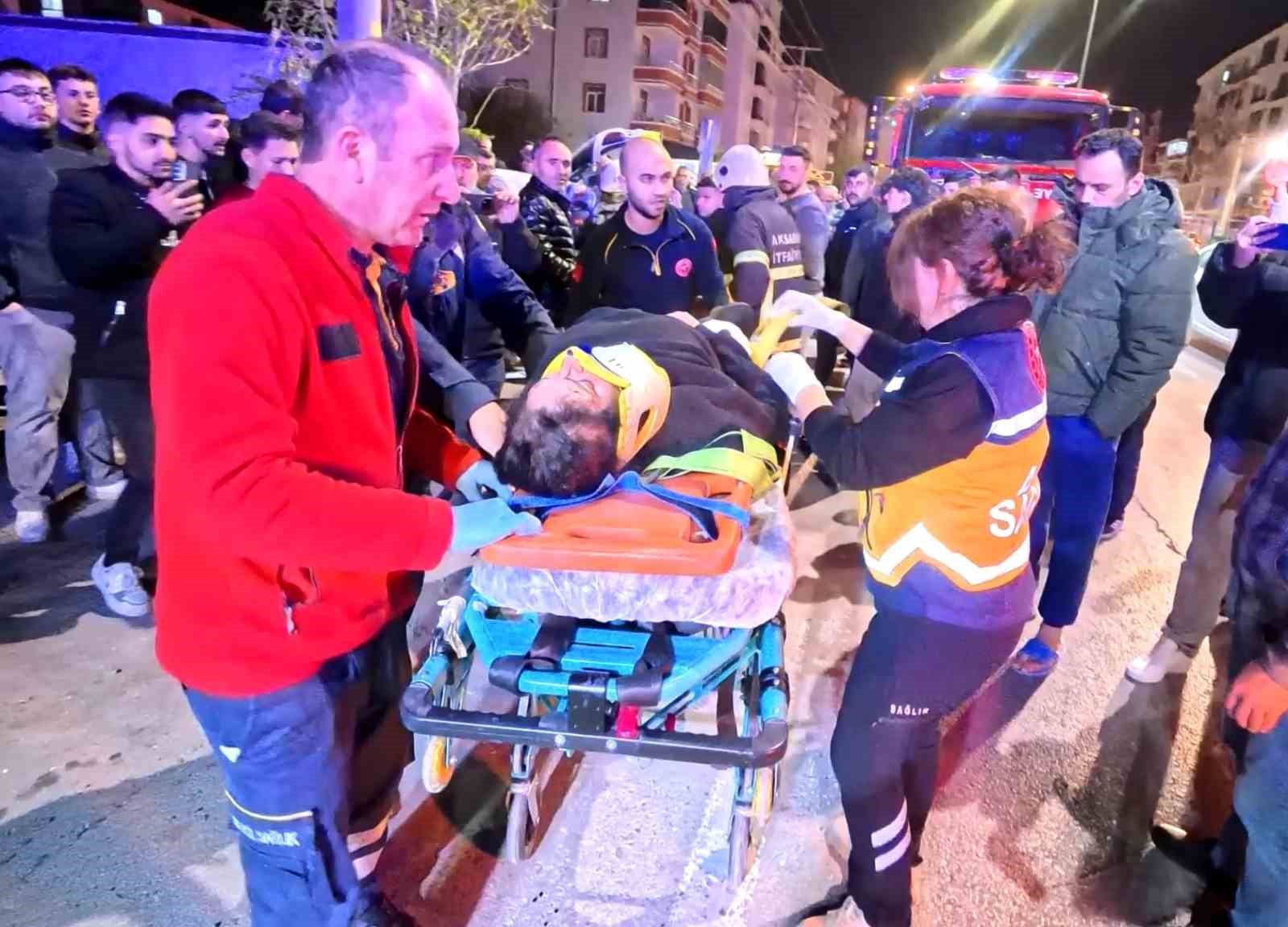 Otomobil direğe saplandı: 2 ağır yaralı
