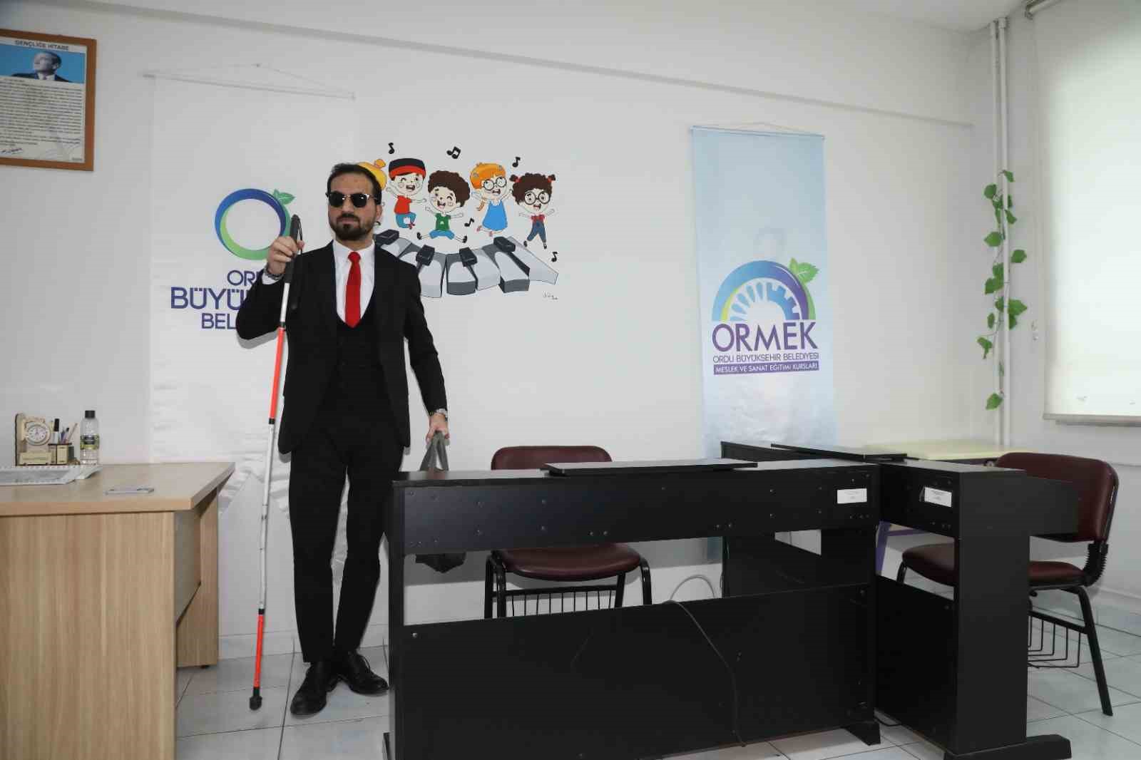 Görmeyen gözlerle değil, hisseden kalple çalıyor
