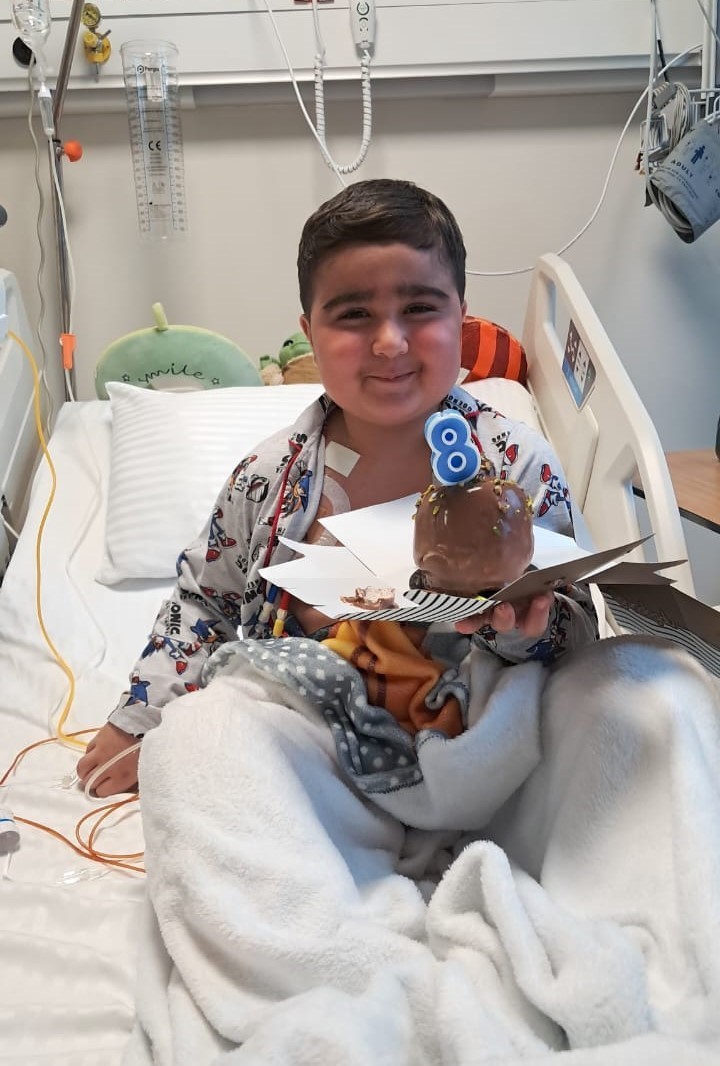 Azerbaycanlı 8 yaşındaki çocuk, kemik iliği nakliyle Türkiye’de hayata tutundu
