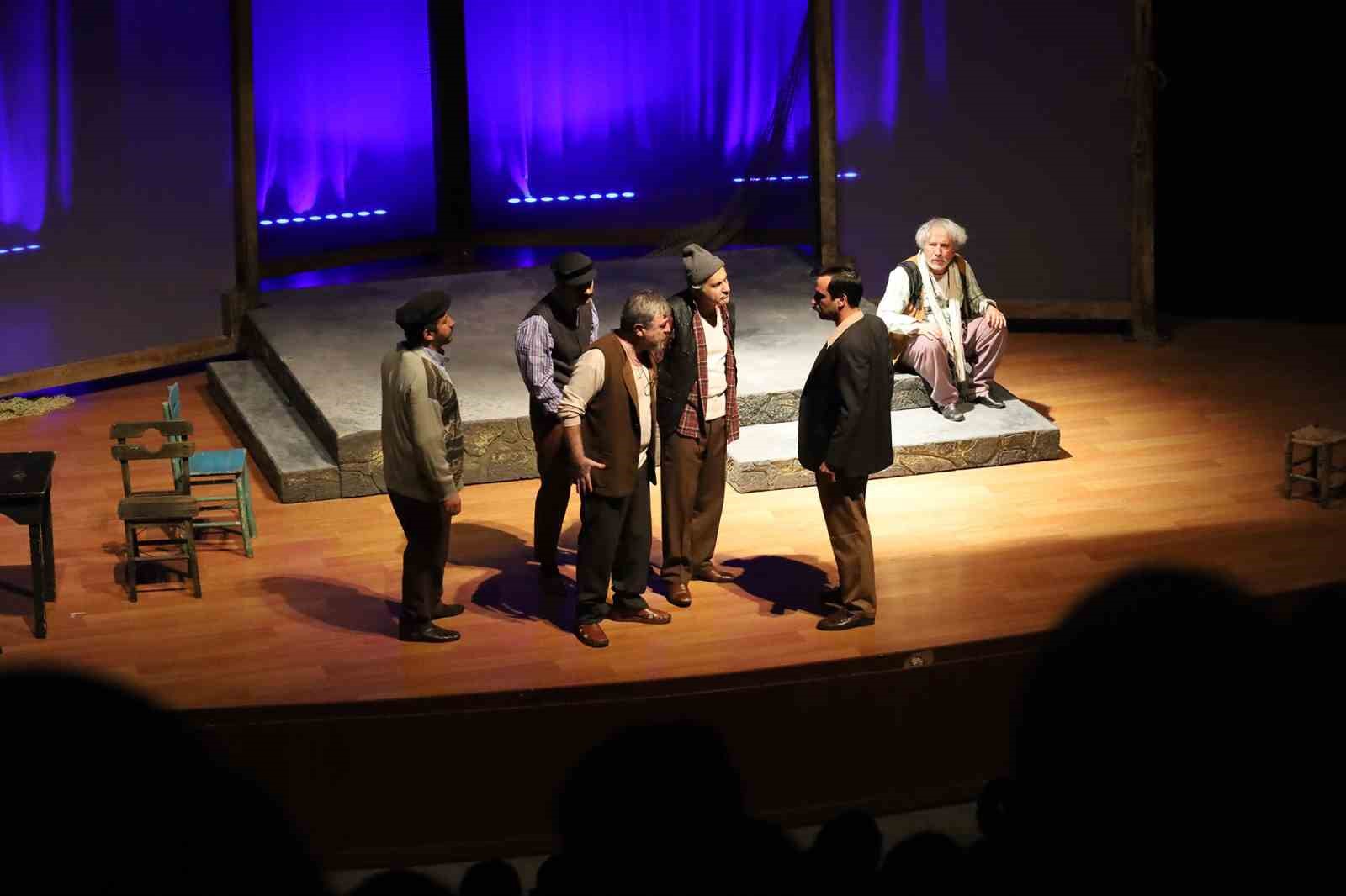 "Deli İbram Divanı" oyunu yoğun ilgiyle sahnelendi
