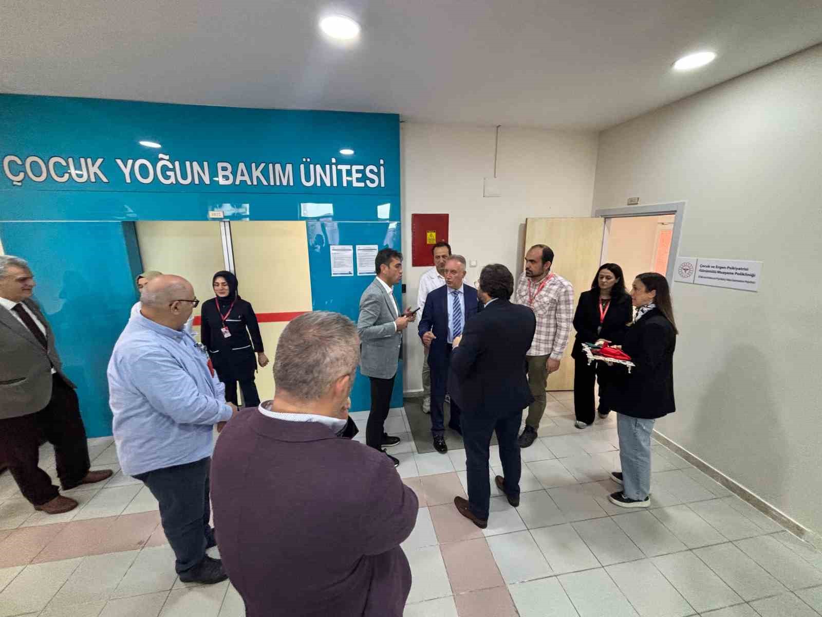 Oda küçük, tören büyük
