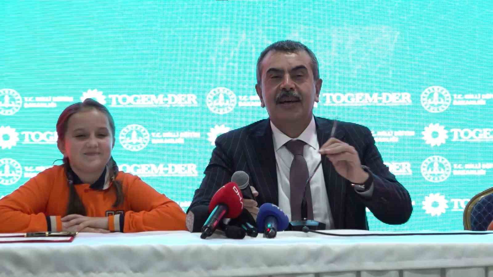 Bakan ile minik öğrencinin gülümseten anları
