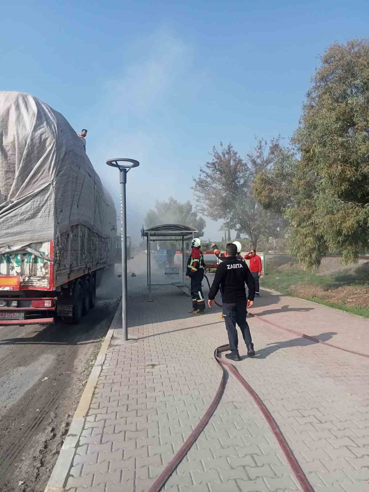 Pamuk yüklü tırda çıkan yangın büyümeden söndürüldü