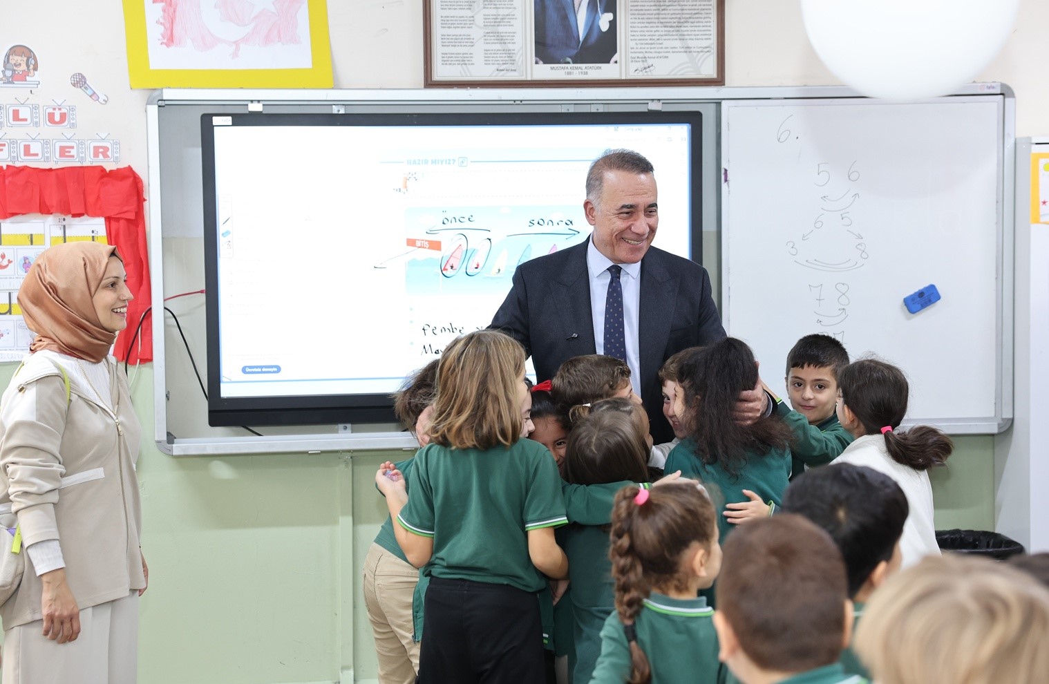 Sınıf başkan adayı Mina sözünü tuttu: Başkan Dursun öğrencileri ziyaret etti
