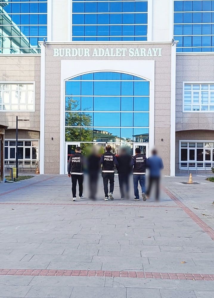 Burdur’da 36 kilo skunk maddesi ele geçirildi, operasyon görüntülüleri film sahnelerini aratmadı
