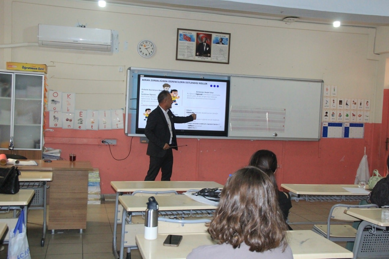 Cizre’de öğretmenlere yönelik "akran zorbalığı" eğitimi
