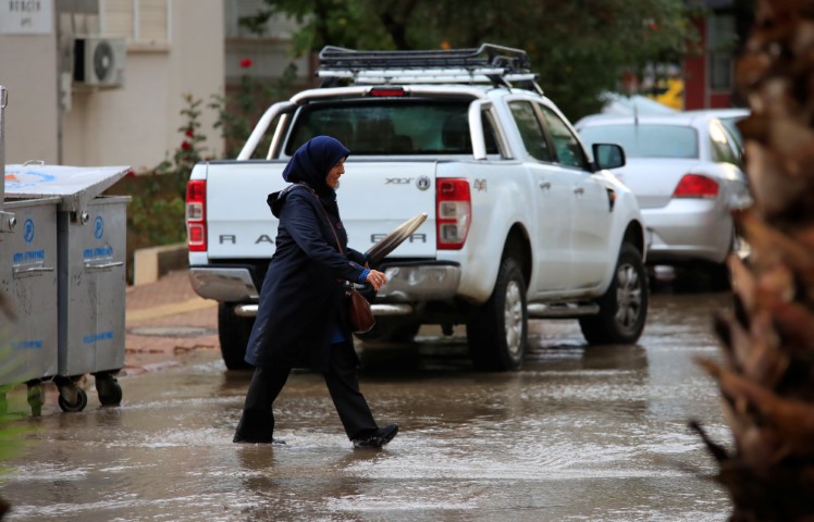 Antalya’da şiddetli yağış ve yıldırımlar etkili oldu