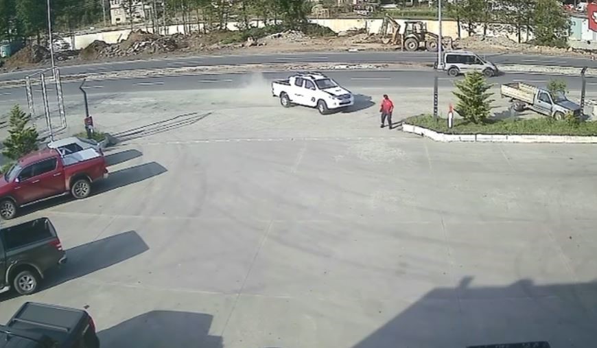 Artvin’de akaryakıt istasyonu çalışanına kamyonet çarptı