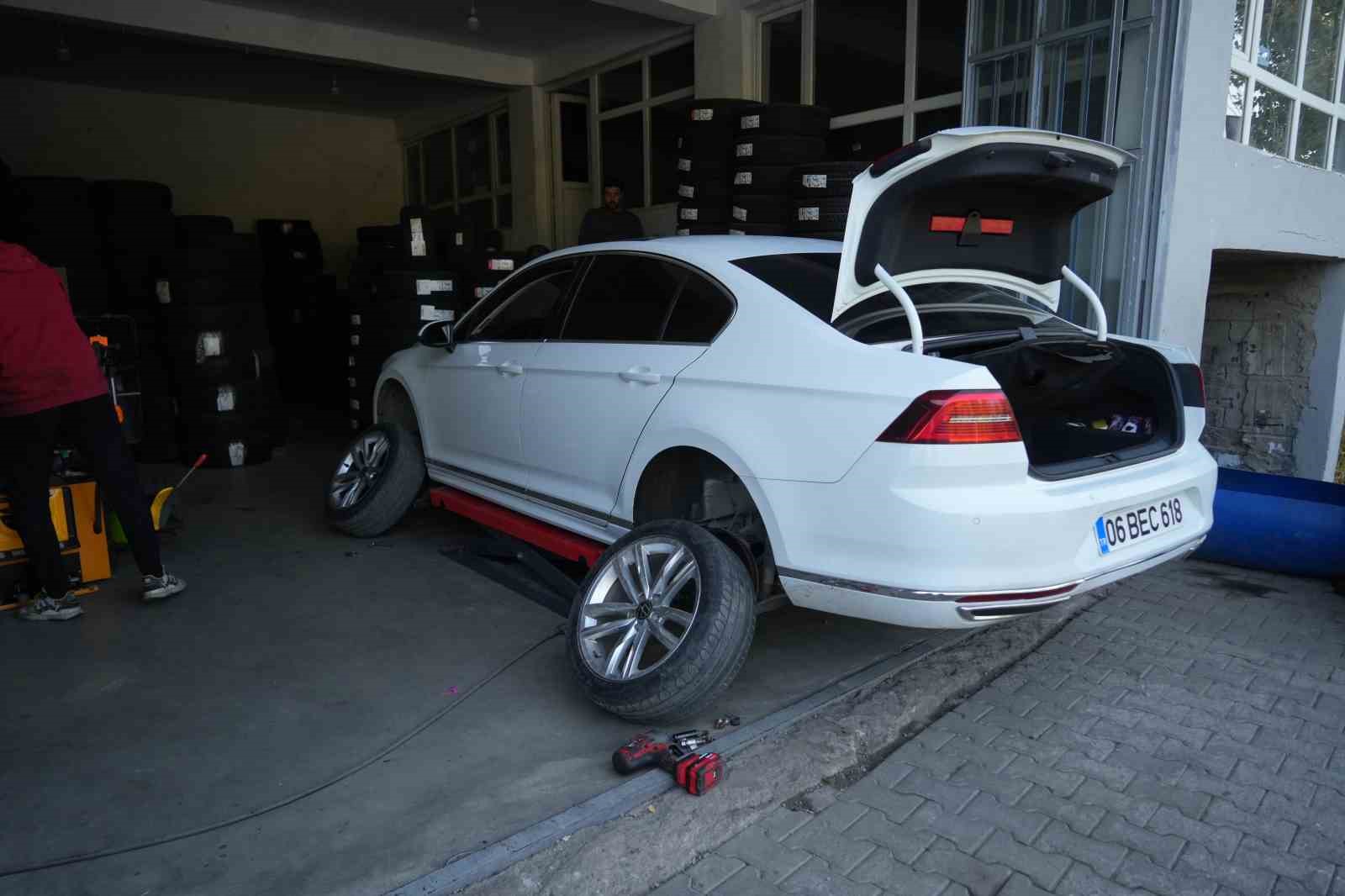 Muş’ta lastikçilerde kış lastiği yoğunluğu başladı
