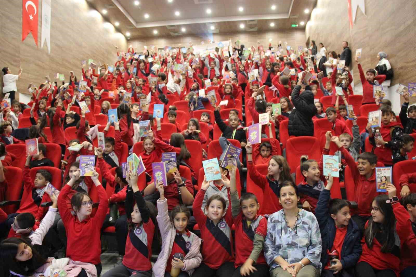 Muğla Büyükşehir Belediyesi Pelin Güneş’i minik okurlarla buluşturdu
