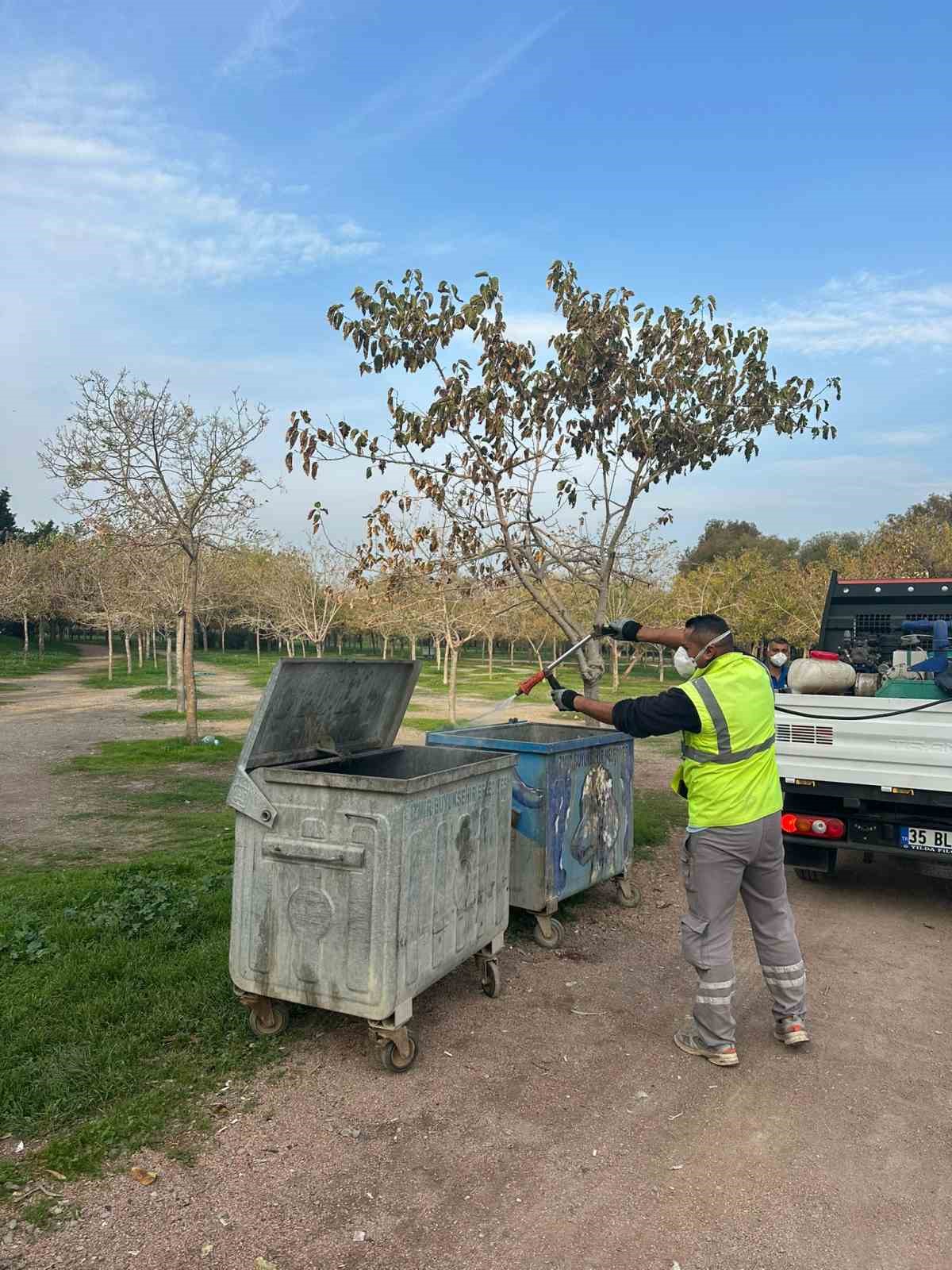 İzmir’de çöp krizi sinek istilasına dönüştü, şehir dört koldan ilaçlanıyor
