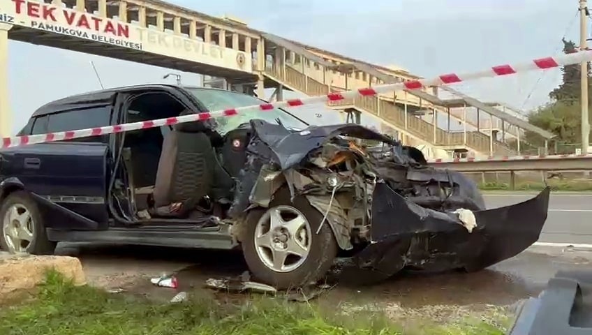 D-650’de park halindeki tıra çarpan otomobil hurdaya döndü: 1’i ağır 3 yaralı