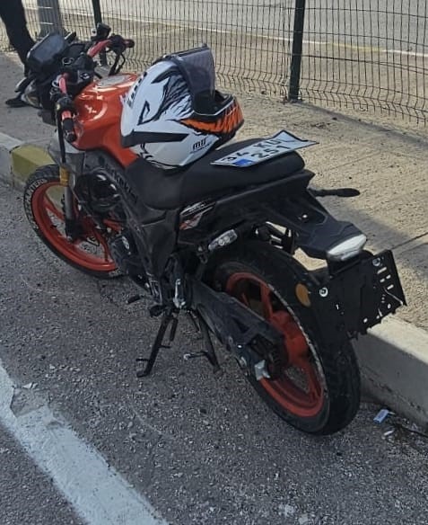 Karab&uuml;k&rsquo;te &uuml;st ge&ccedil;it yakınında zincirleme kaza: 2 motosiklet s&uuml;r&uuml;c&uuml;s&uuml; yaralandı
