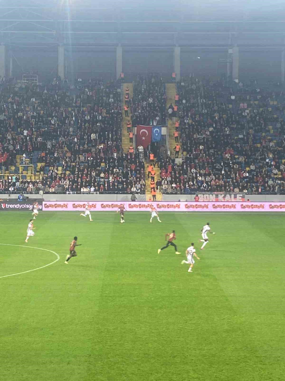 Gençlerbirliği taraftarları tribüne Doğu Türkistan bayrağı astı
