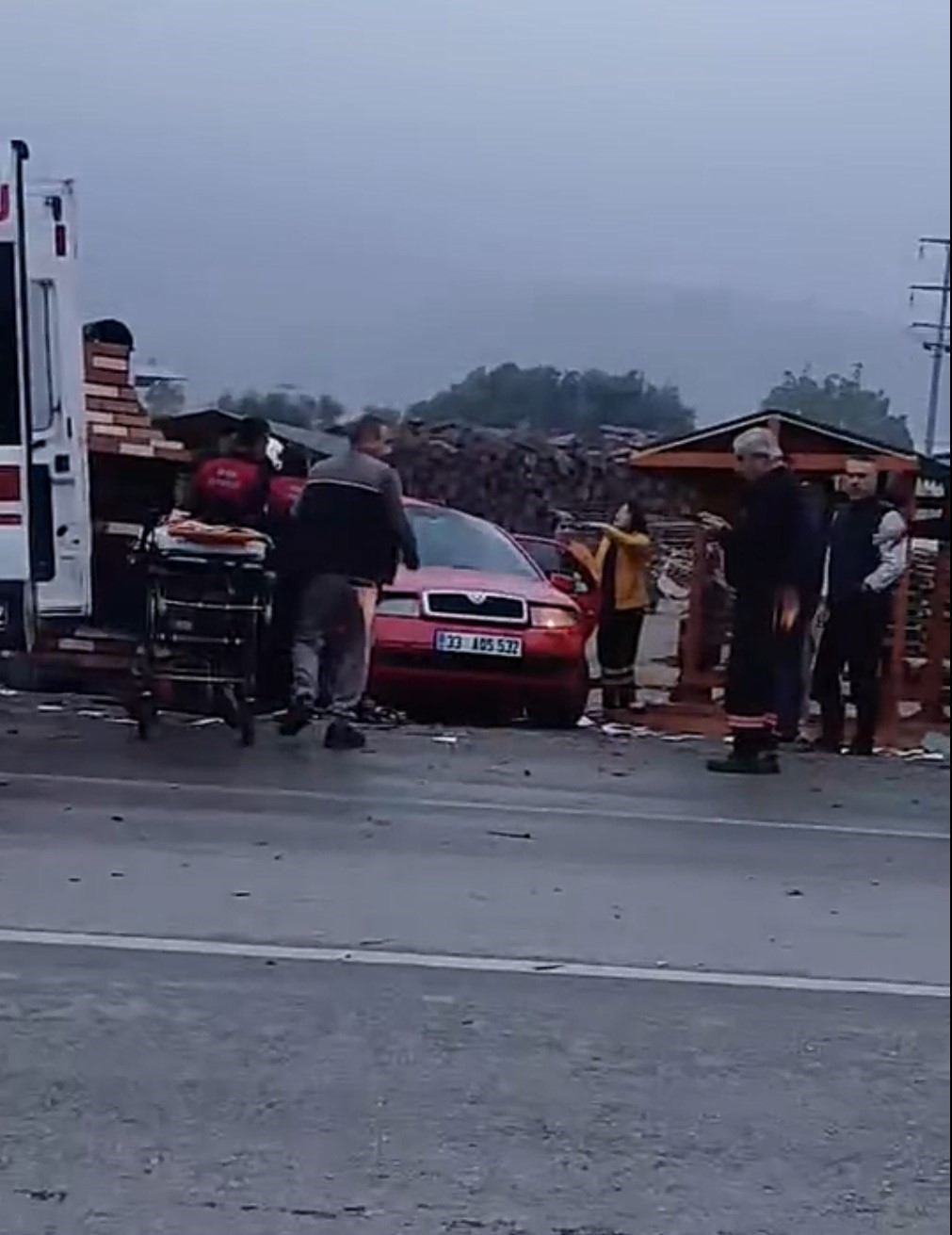 Kemalpaşa&rsquo;da feci trafik kazası kamerada: 2 &ouml;l&uuml;, 4 yaralı
