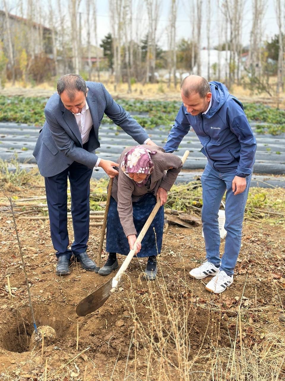 Hüyük’te evde sağlık hizmetinden yararlanan yaşlı hastalar adına fidan dikildi
