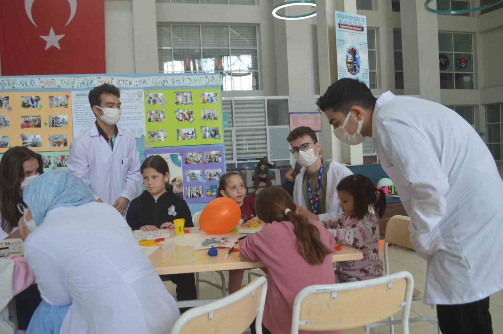 Tıp Fakültesi öğrencileri ’lösemili’ çocuklara dikkat çekti