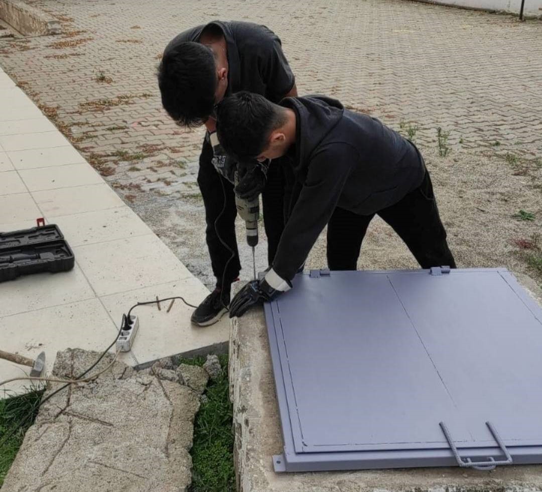 Emet’te Mesleki ve Teknik Anadolu Lisesi öğrencileri eski ve riskli rögar kapaklarını yenileriyle değiştirdi
