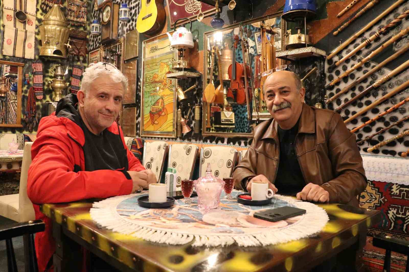 Hurdacıdan aldığı bir demlikle başladı, işletmesini antikalarla doldurdu
