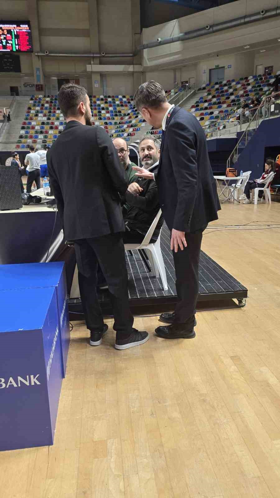 Kadınlar Basketbol S&uuml;per Ligi ma&ccedil;ında anons&ccedil;u olmayınca g&ouml;rev gazeteciye d&uuml;şt&uuml;
