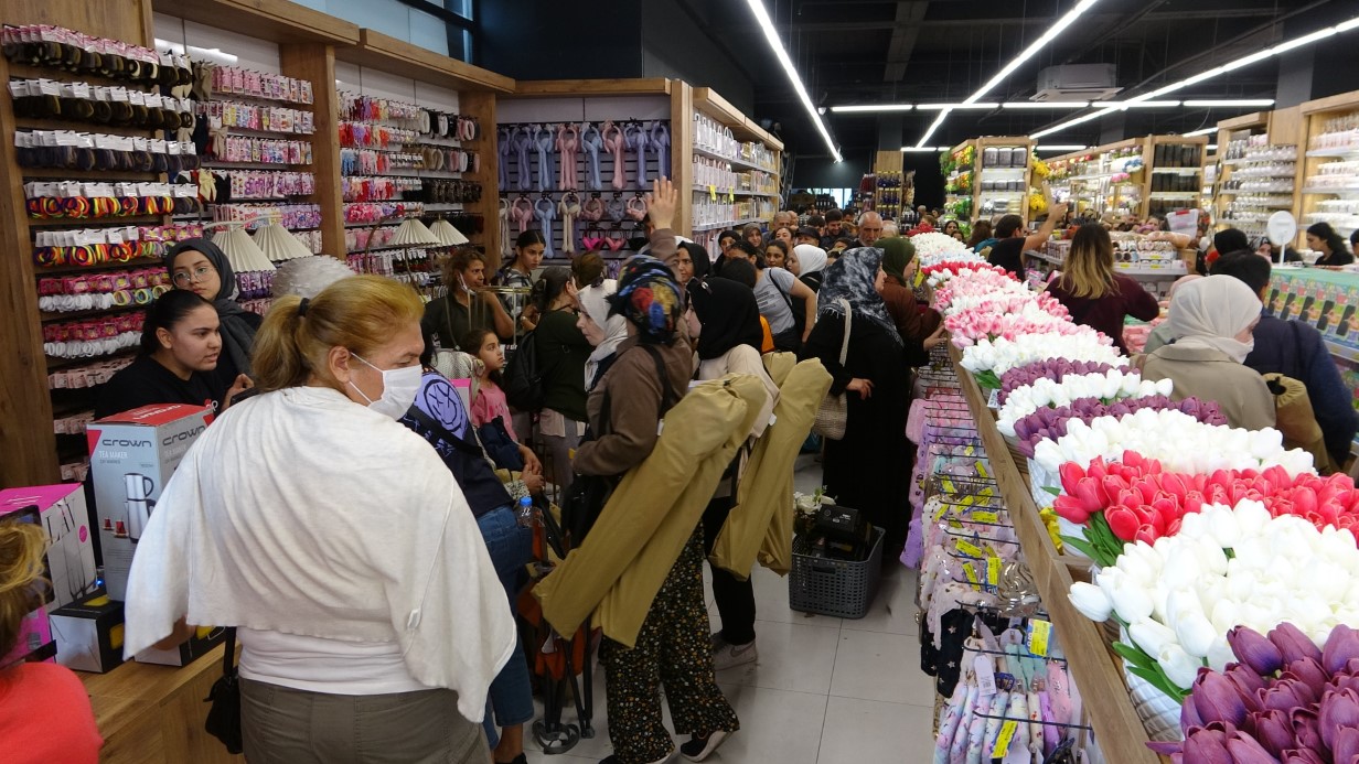 Saatlerce kuyruk beklediler, kimi istediğini aldı kimi alamadı