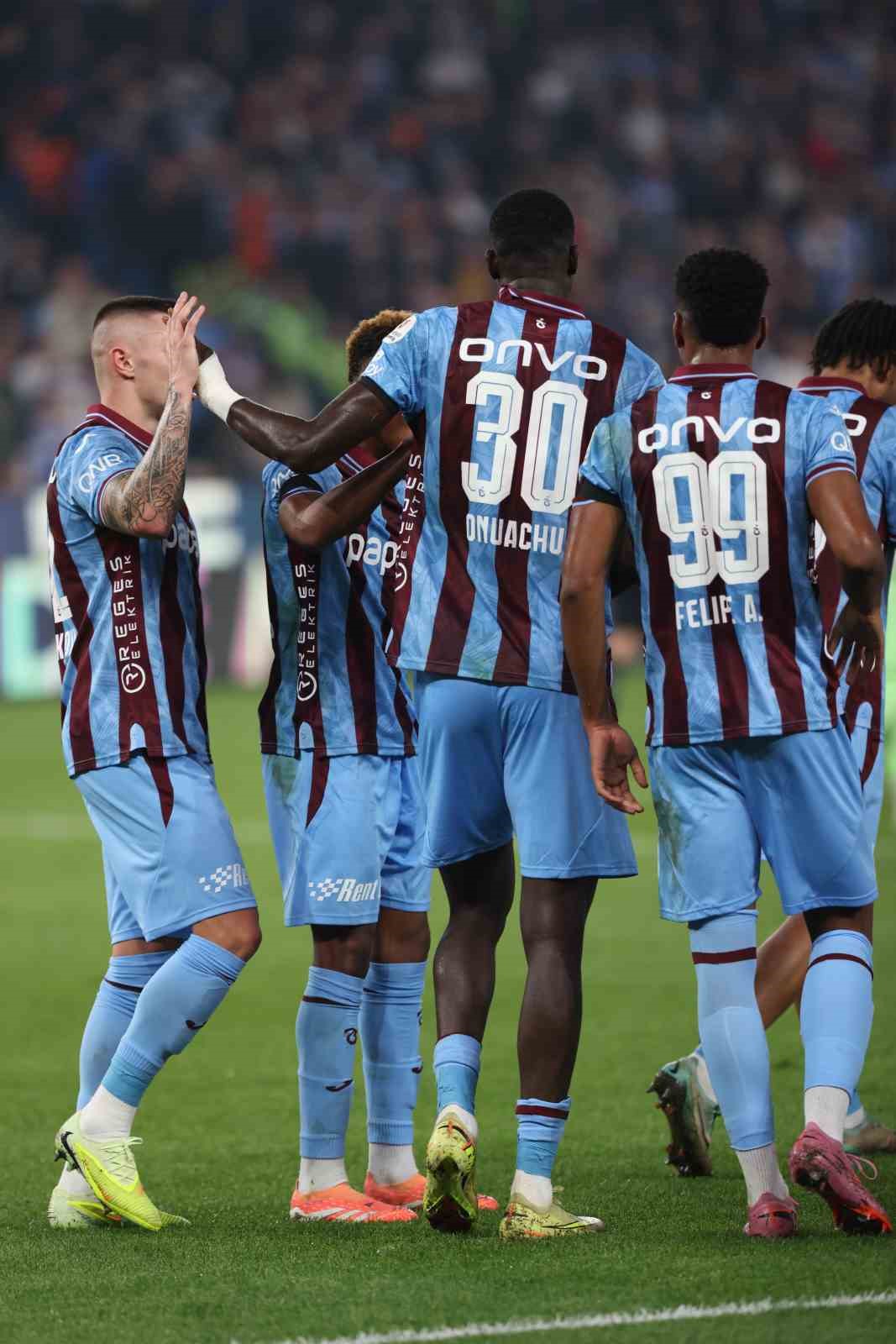 Trendyol Süper Lig: Trabzonspor: 1 - Alanyaspor: 0 (İlk yarı)
