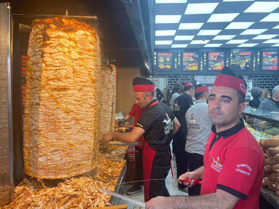 Ankara’da 1 liraya satılan tavuk döner ve ayrana vatandaşlardan yoğun ilgi