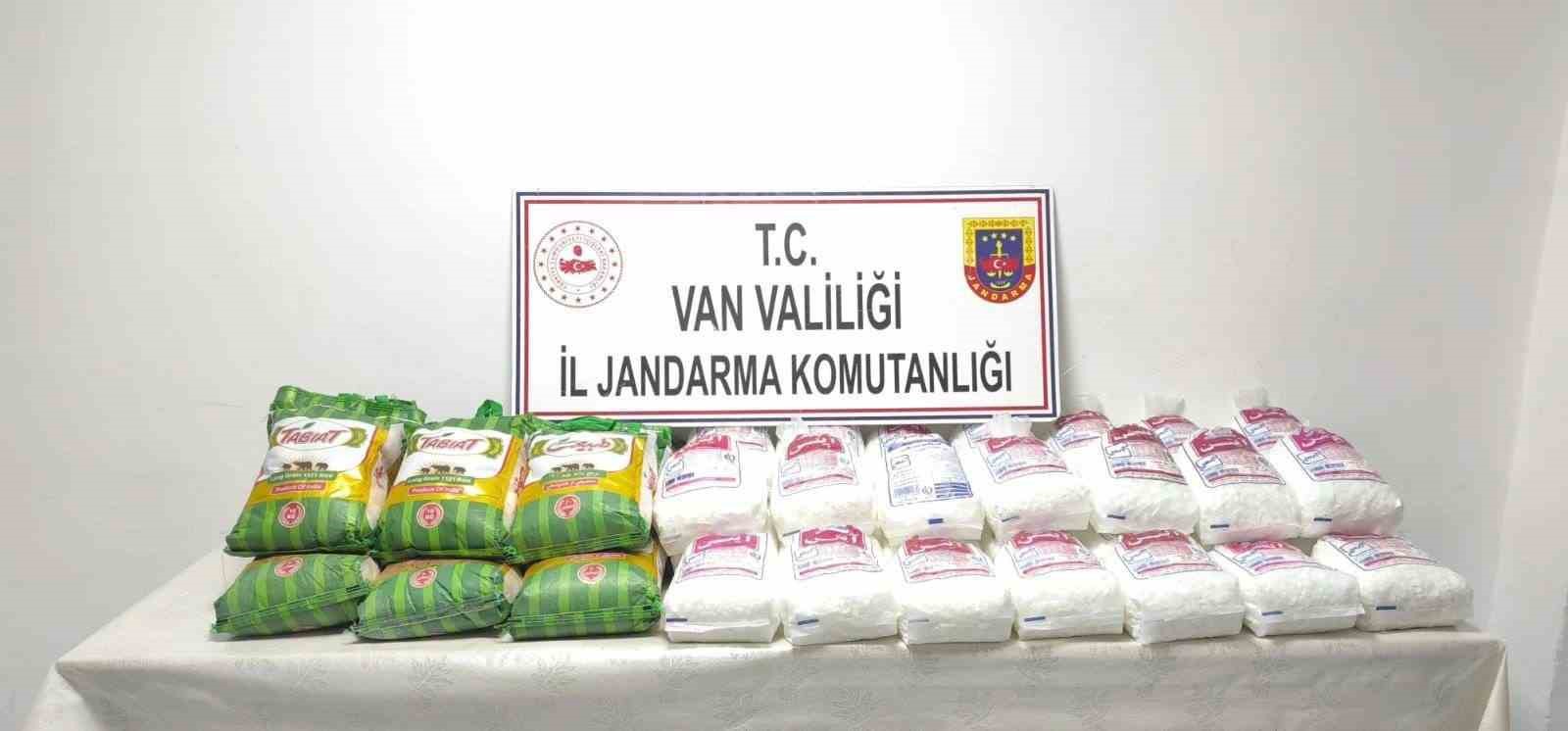 Van’da çok sayıda kaçak eşya ve gıda ele geçirildi